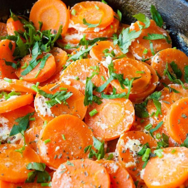Carottes à la crème, ail et persil 