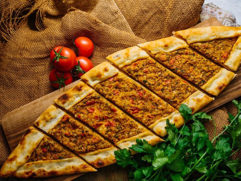 Basdırmalı Pide 