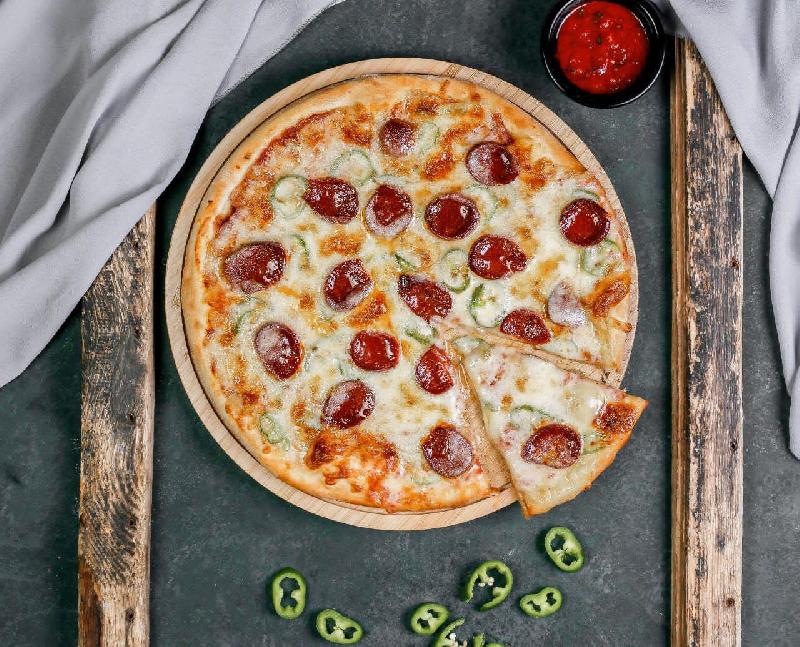 Türk sucuklu pizza acılı
