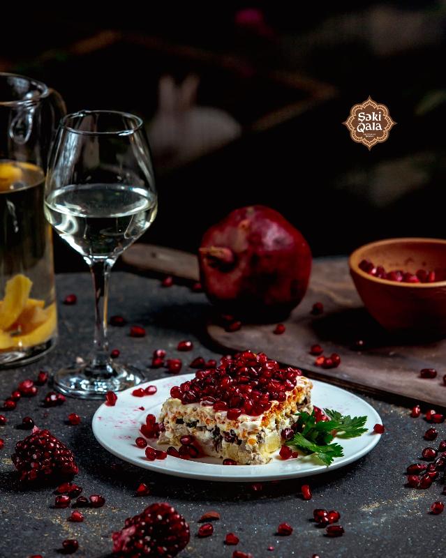 Nar salatı (mövsümündə) 