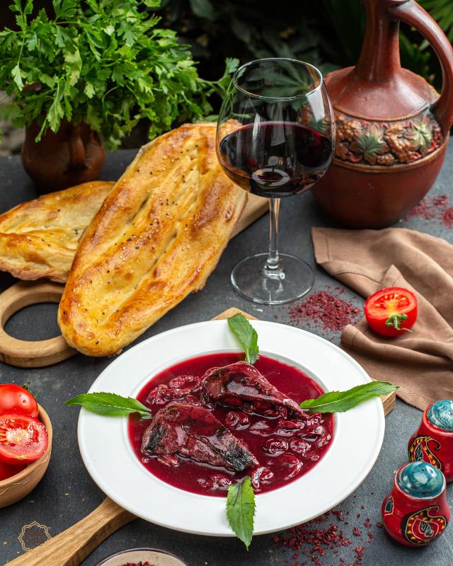 Dana əti albalı sousu ilə