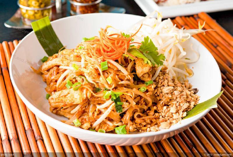 Pad Thai Noodles With Chicken