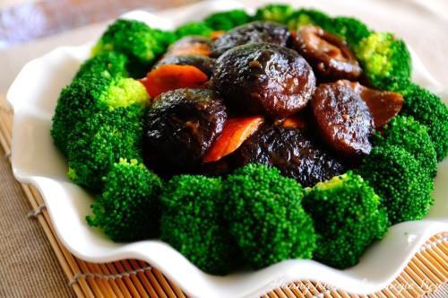 Broccoli With Chinese Fungus Mushrooms