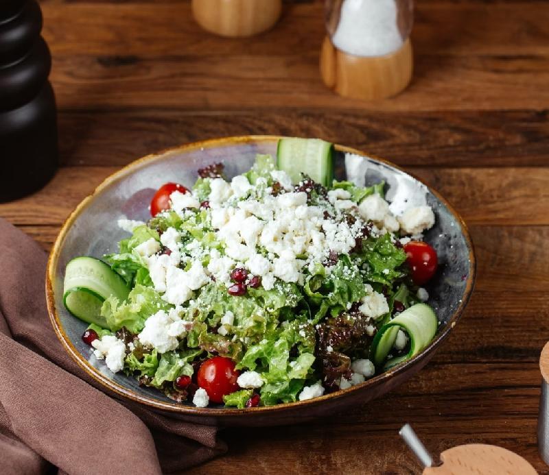 Pendirli Akdeniz Salatı