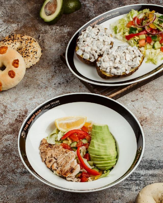 Avokadolu toyuq salatı