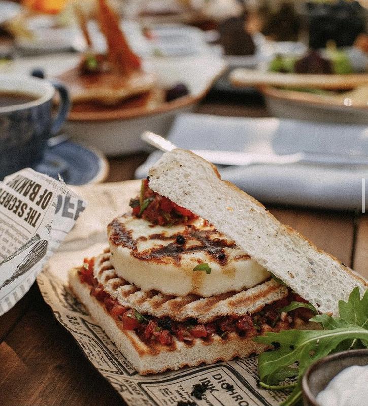 Halloumi pendiri və tomat salsası ilə tost