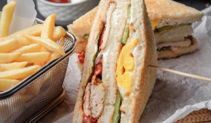 Avokado keçi pendiri və təzə şüyüdlə tost