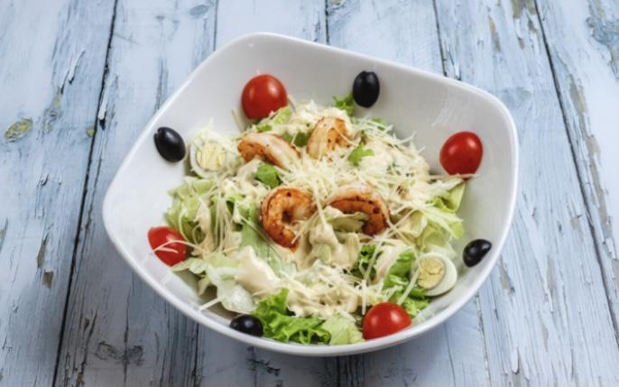Ənənəvi sezar salatı krevet ilə