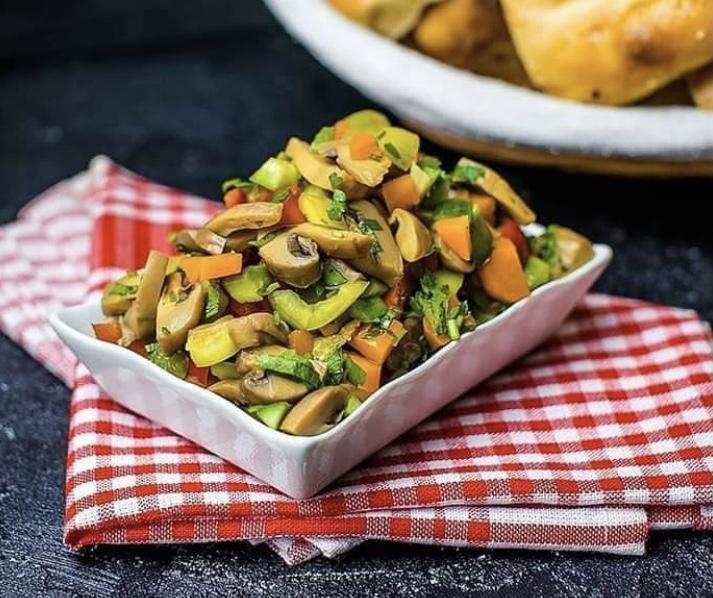 Qızardılmış can əti və göbələk salatı