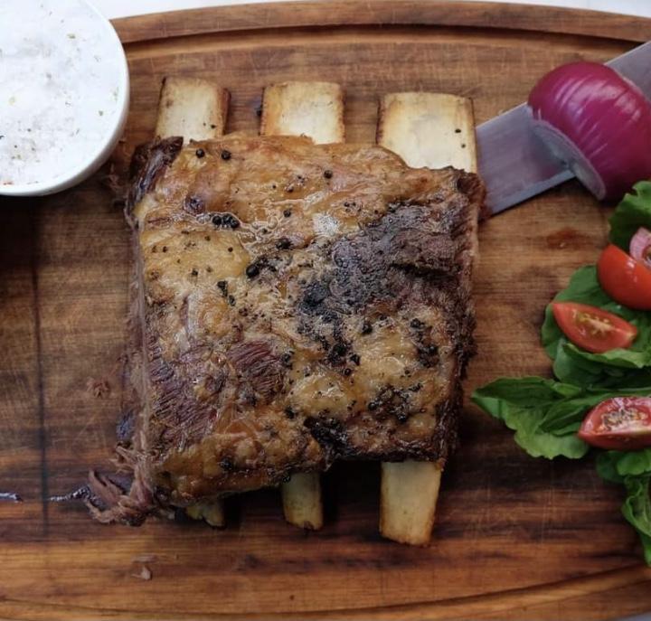 Qırmızı şərabda Asado dana qabırğaları