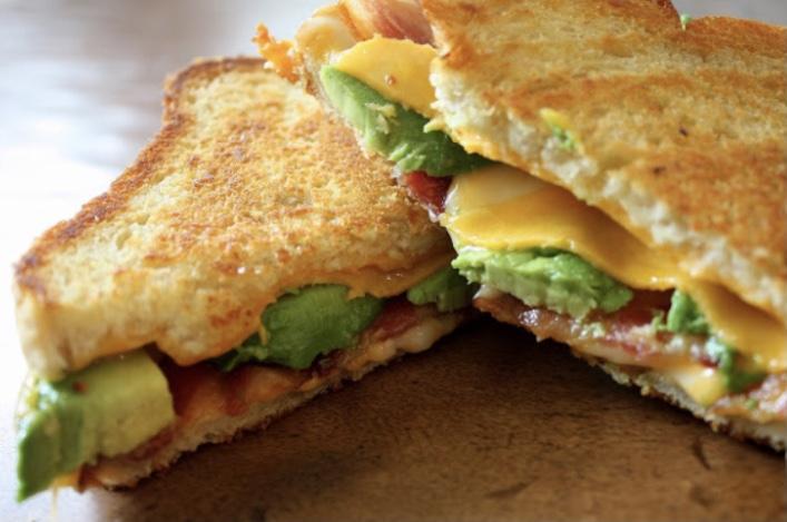 Qril bekon və çeddar pendirli tost