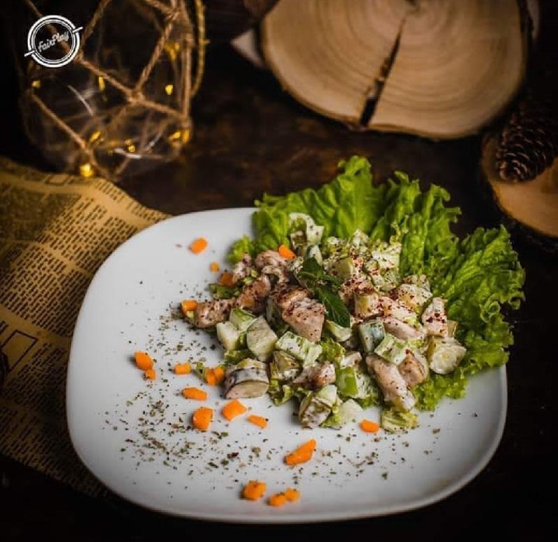 Toyuq salatı 