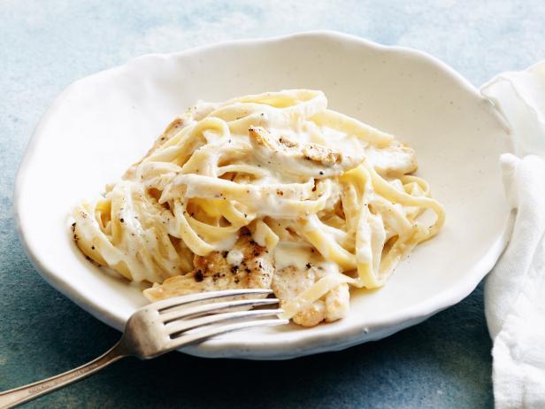 Toyuqlu göbələkli pasta 