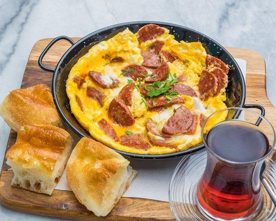 Ədviyyatlı türk kolbasa yumurta