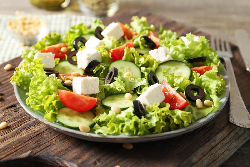 Ağ pendirli salat 