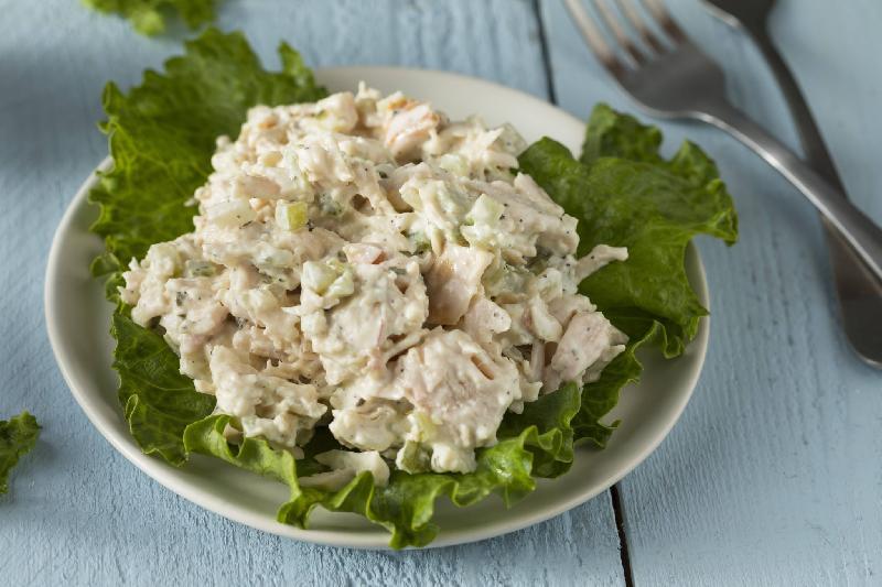 Toyuq salatı 