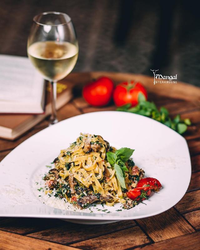 Tagliatelli Ət