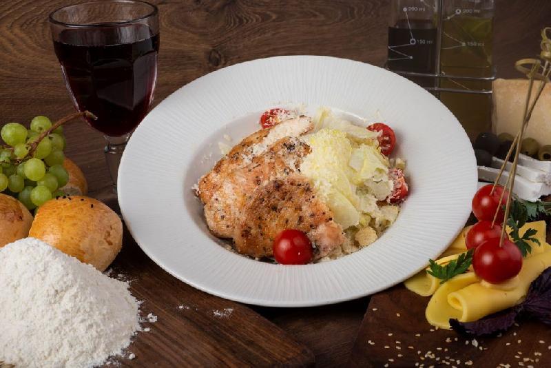 Toyuq Sezar salatı