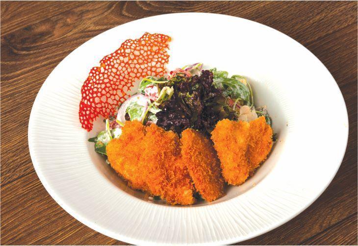 Isti toyuq salatı