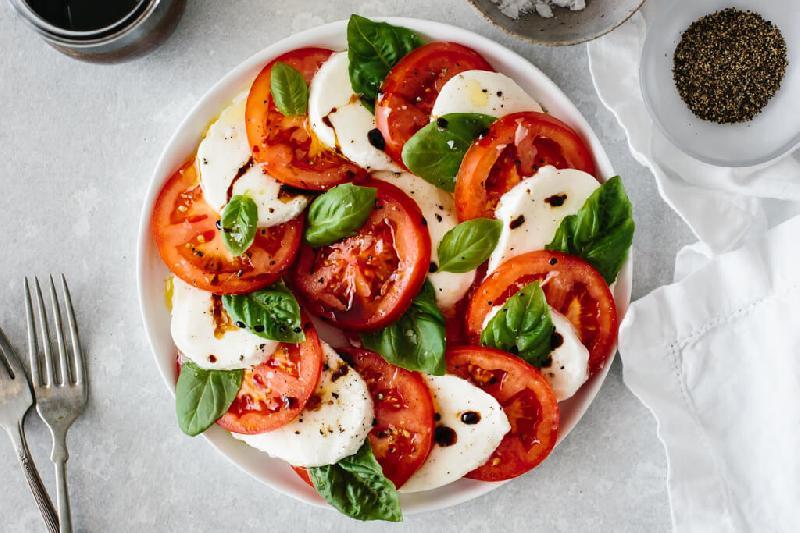 Caprese Salatı