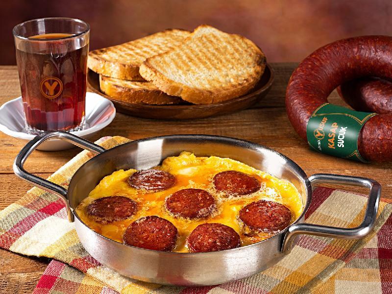 Kolbasa yumurta qızartma