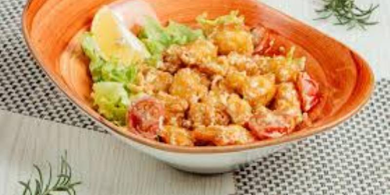 Toyuq popkorn salatı