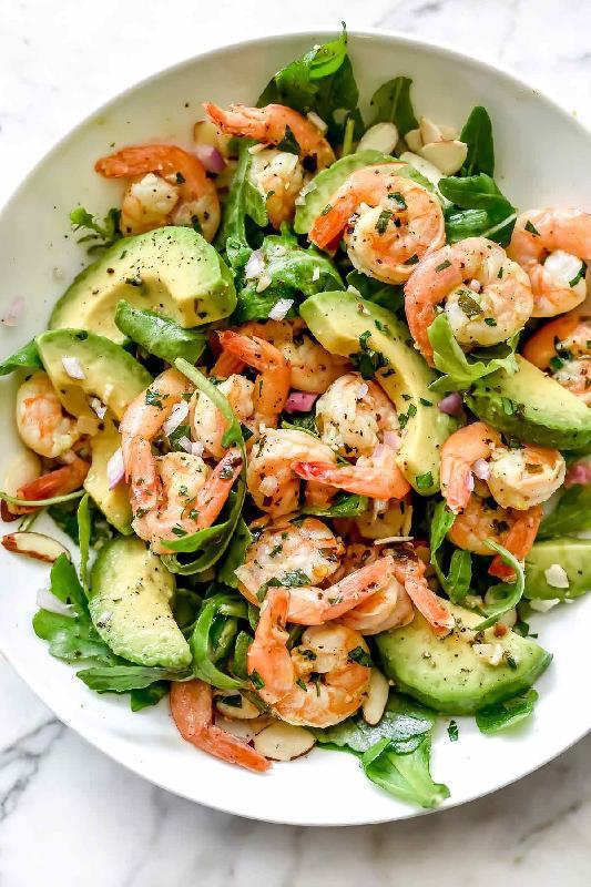 Avokado salatı krevet ilə