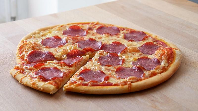 Salami pizza