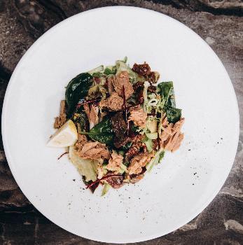 Tuna və pesto sousu ilə salat