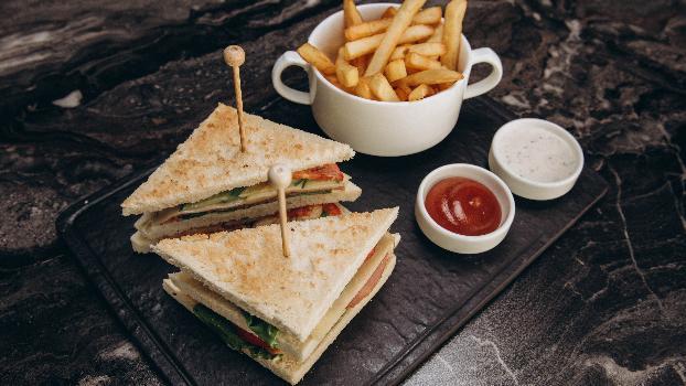 Club Sandwich toyuq ilə 