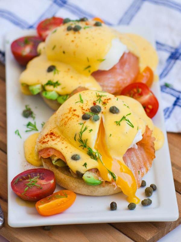 Smoked salmon benedict