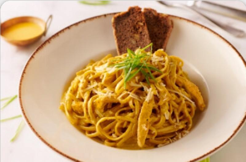 Kari souslu toyuq Linguine
