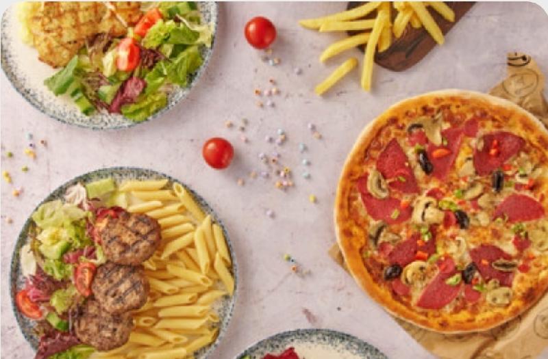 Nazik dilimlərlə qızardılmış mal əti, kartof püresi və yaşıl salat