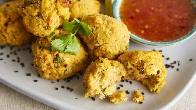 Popcorn salmon salat