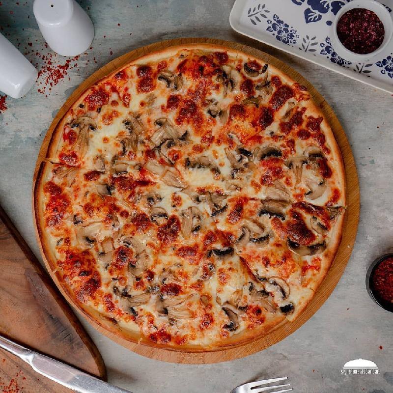 Göbələkli pizza
