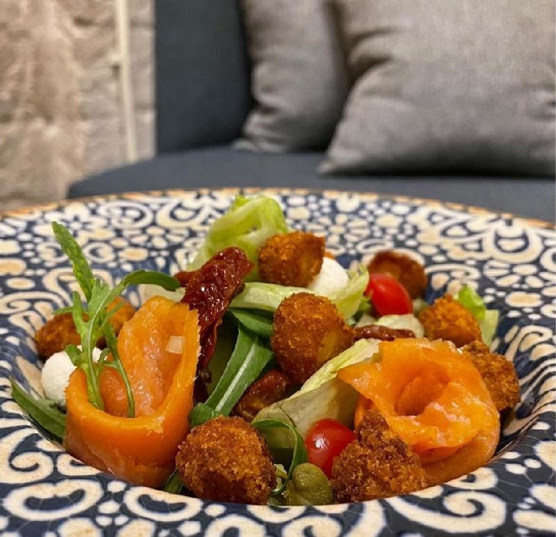 Hisə Verilmiş Qızıl Balıq Və Krevet Salatı 