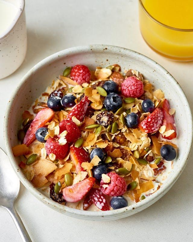 Meyvə Və Granola İlə Çia Toxumlu Müsli 