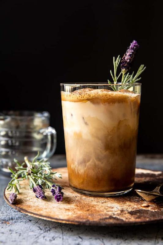 Şəkər Qamışı İlə Şirin Buzlu Latte 