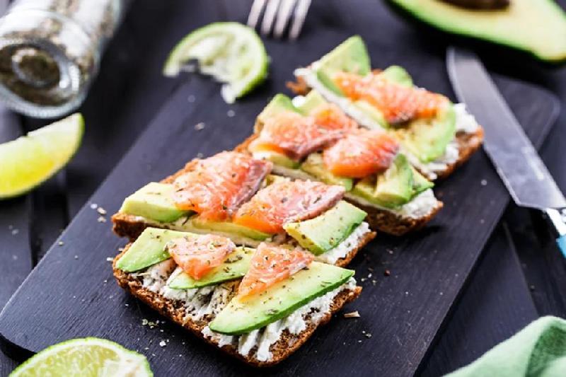Avokado Və Qızıl Balıq İlə Tost 