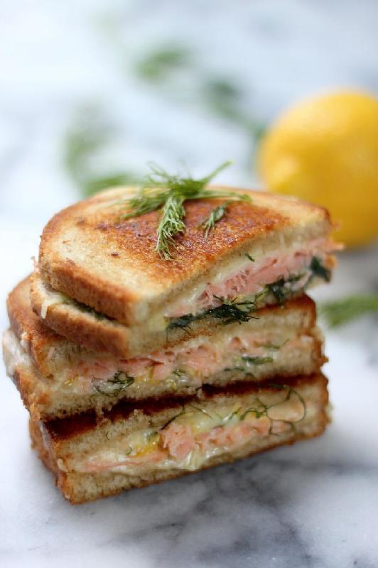 Tost Sendviç Qızıl Balıq İlə