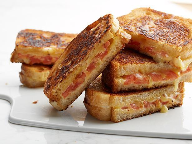 Tost Sendviç Pomidor Və Pendir İlə