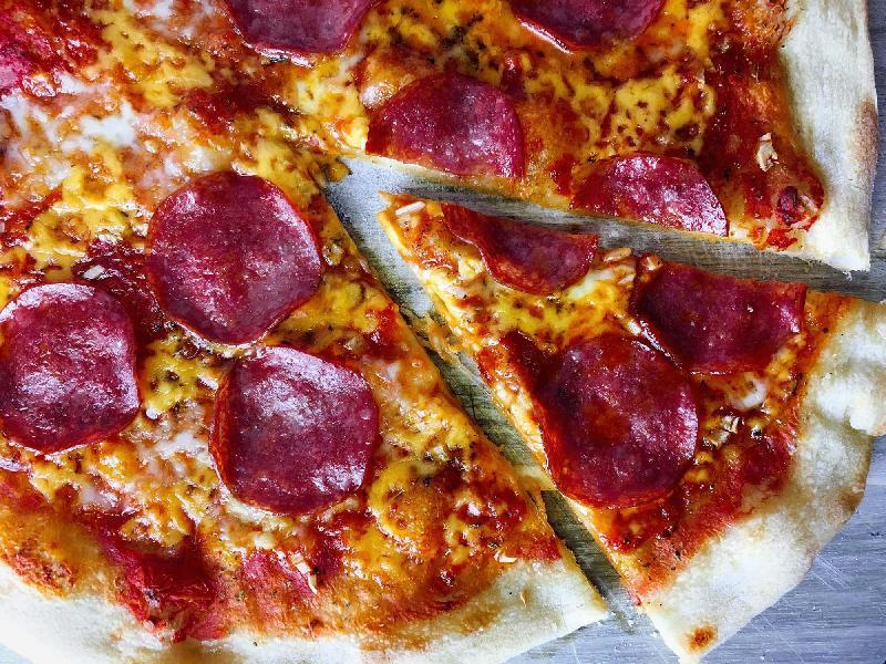 Salami pizza