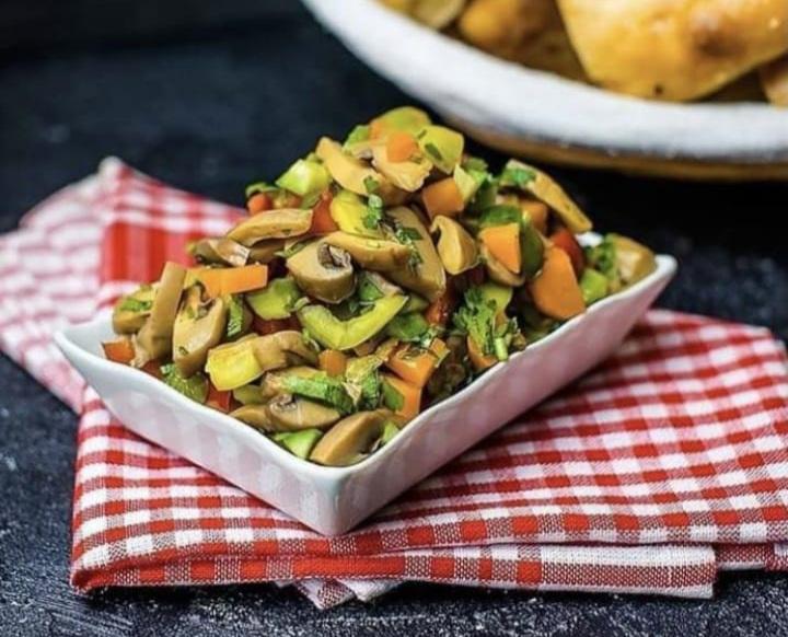 Qızardılmış can əti və göbələk salatı