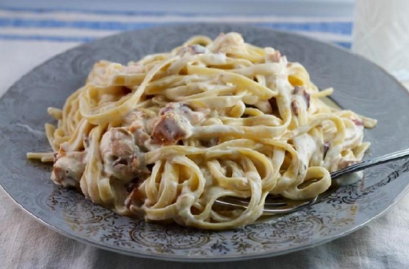 Linguine qızılbalıq ilə