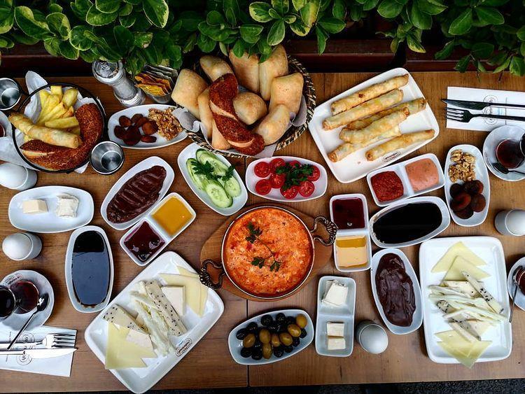 Serpme kahvaltı ( iki kişiliktir )