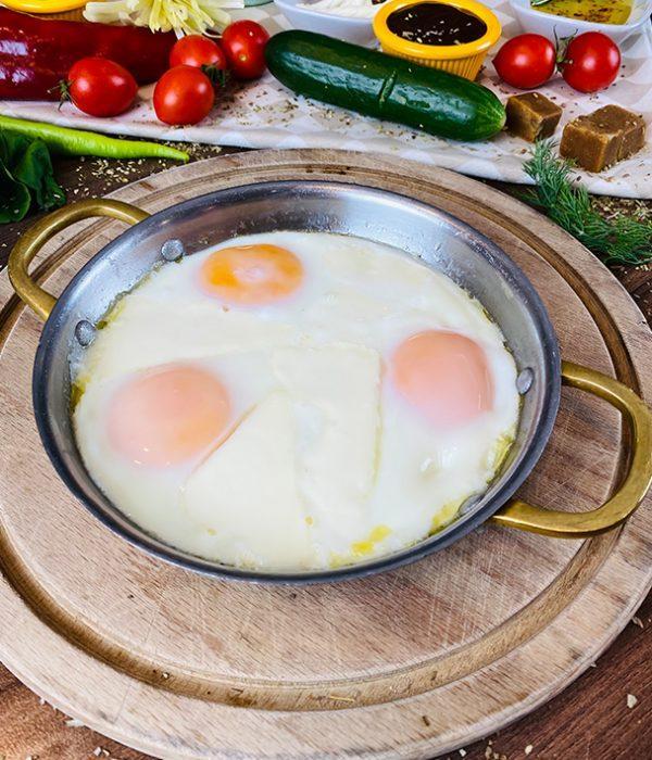 Sahanda beyaz peynirli yumurta 