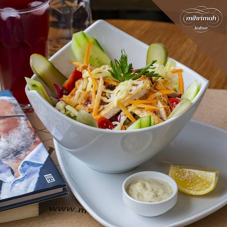 Tavuklu sezar salata 