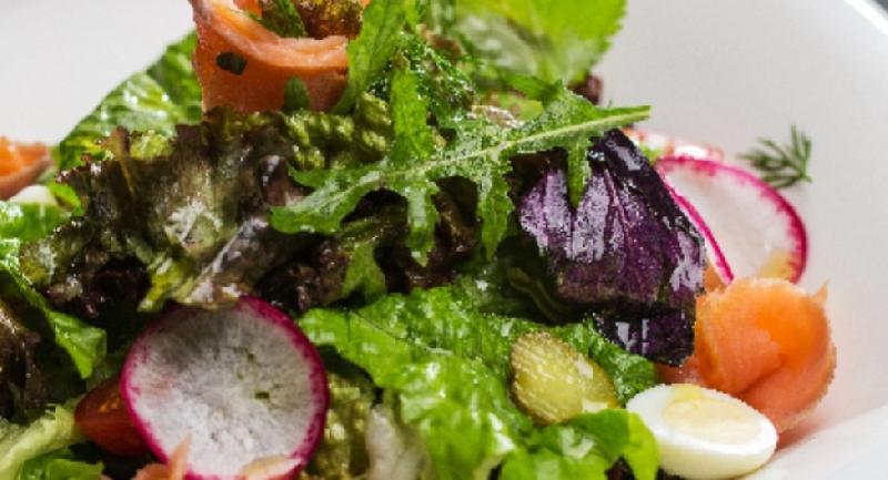 Hisə verilmiş Qızılbalıq salatı
