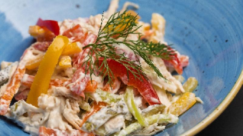 Toyuq salatı