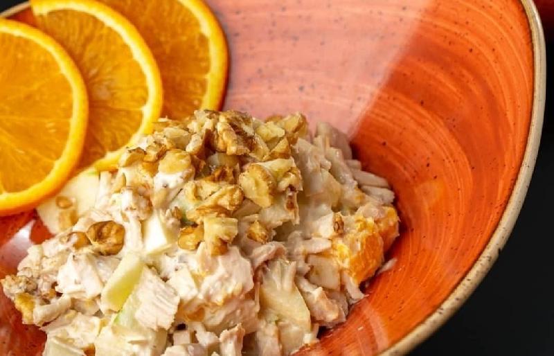 Valdorf Toyuq salatı